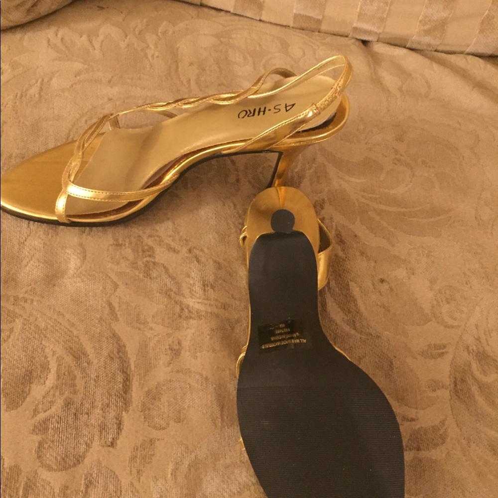 Women’s Gold shoes - Picture 2 of 2